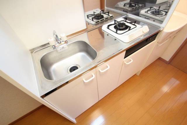 キッチン　システムキッチン。他号室の写真です。