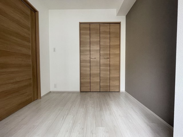 その他部屋・スペース　開放的な寝室です