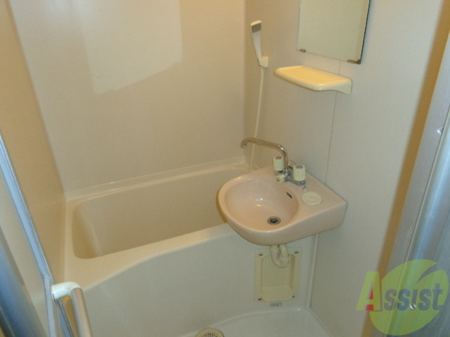 洗面設備　お風呂と一体化の洗面台、シャワーと歯磨き一緒にできます！