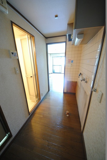 玄関　写真は２０５号室