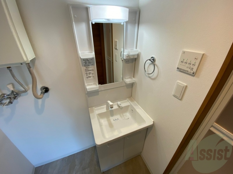 洗面設備　シャンプードレッサー。身支度はここでばっちりですね。