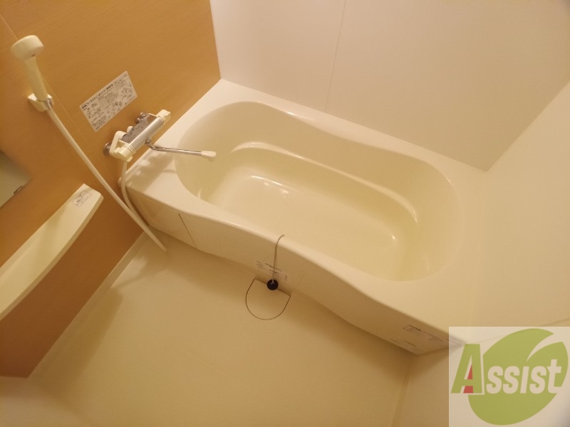 バス・シャワールーム　広々したお風呂で快適にくつろげそうです。