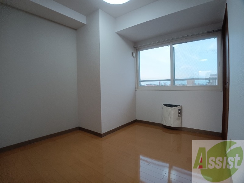 その他部屋・スペース　寝室はこちらです。光が差し込む、温かみのあるお部屋です。