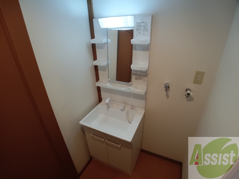 洗面設備　大きくて使いやすそうな独立洗面台になっています。