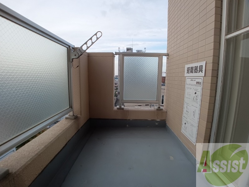 バルコニー　バルコニーです。洗濯物を干すもよし、一息つくもよしですね。