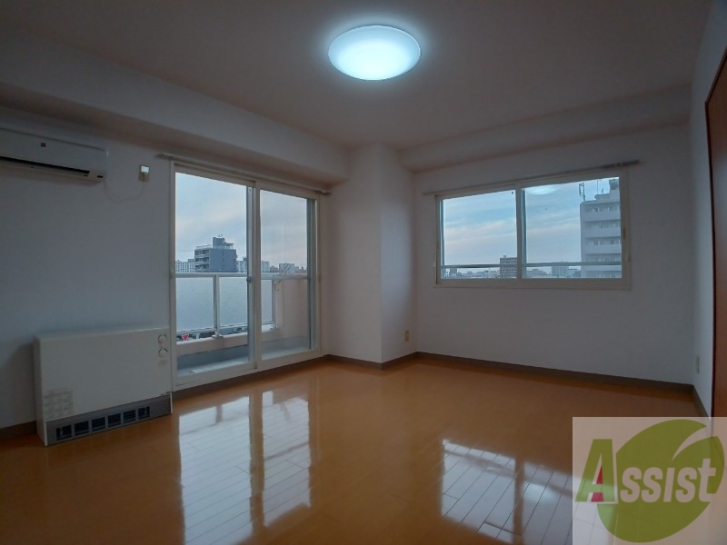 居室・リビング　日当たりが良くて心地よく過ごせそうなお部屋です。