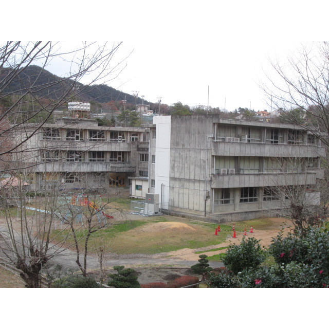 中学校　緑陽中学校（各務原）（中学校）まで580m