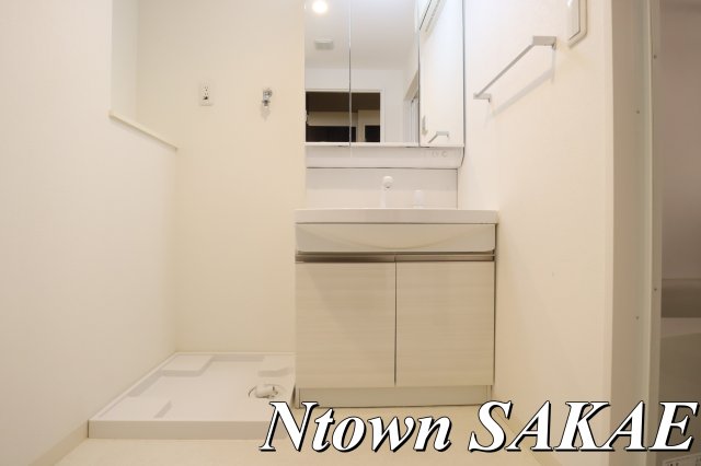 洗面設備　独立洗面台、小物を置くことができて便利です