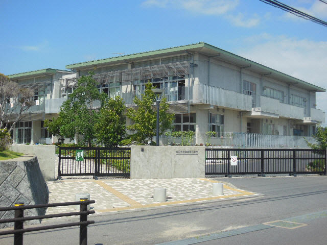 小学校　成田市立美郷台小学校（小学校）まで166m