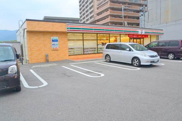 コンビニ　セブンイレブン（コンビニ）まで325m