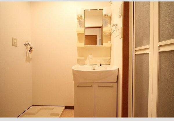 洗面設備　※写真は同じマンションの違う部屋のものになります。