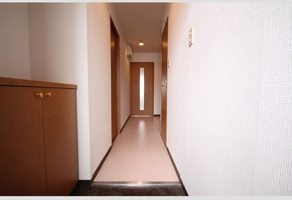 玄関　※写真は同じマンションの違う部屋のものになります。