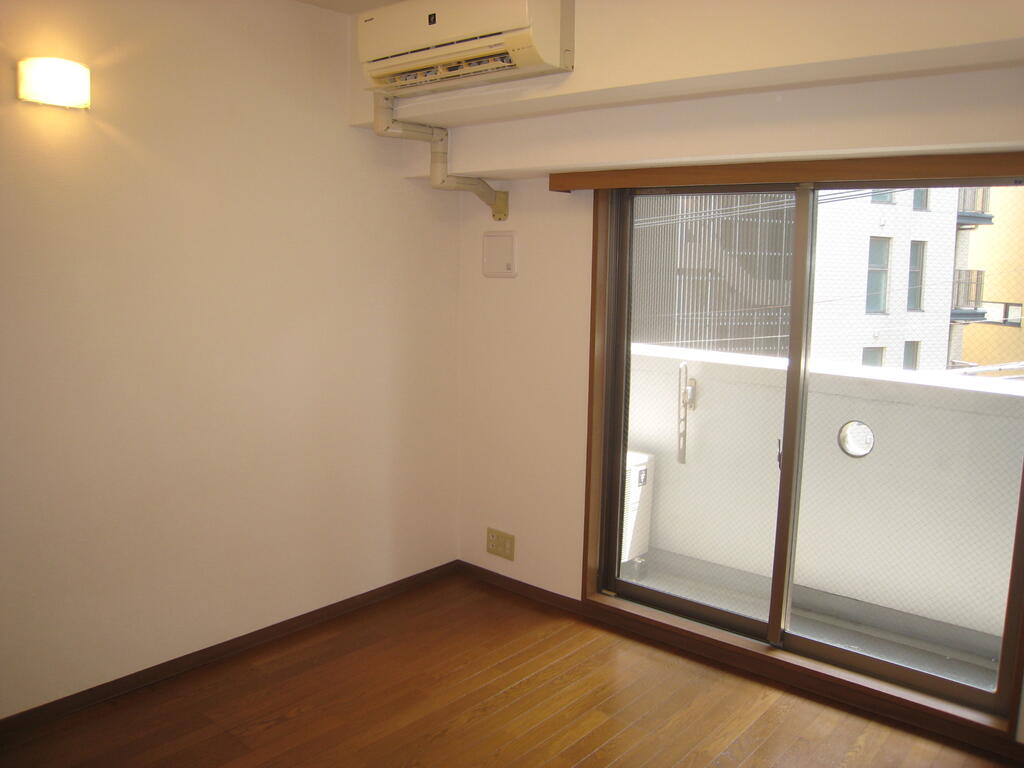 居室・リビング　高級感あるウッディフロア