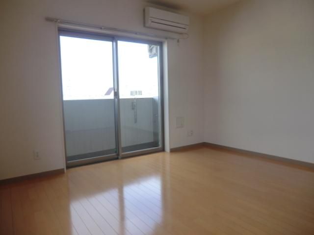 居室・リビング　東向きのお部屋　エアコン完備