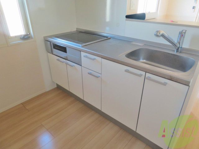 キッチン　ＩＨクッキングヒーターでお掃除も楽々ＯＫです。