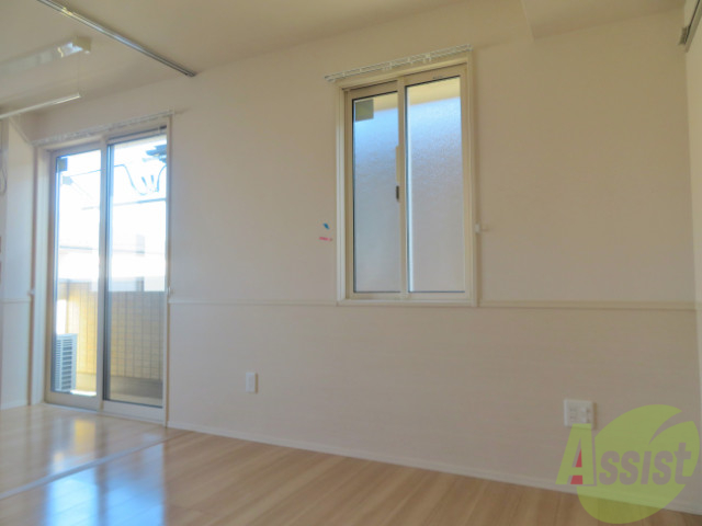 その他部屋・スペース　寝室は白が基調で清潔感があります。ゆったり休めます。