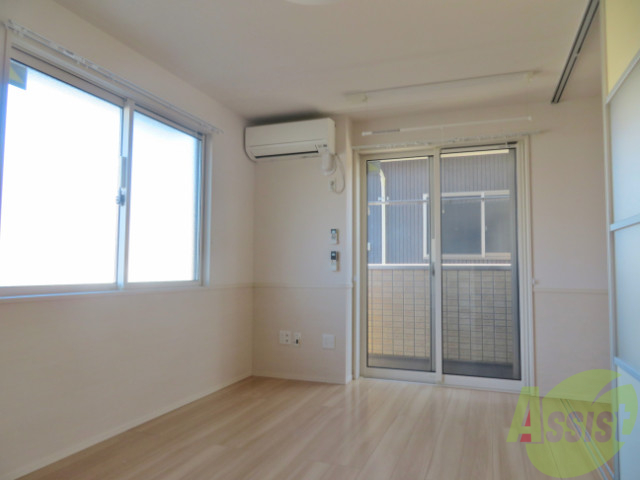 居室・リビング　大きな窓が印象的な明るいお部屋ですね～～。