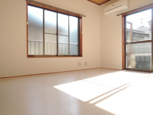 居室・リビング　フローリングに変更中