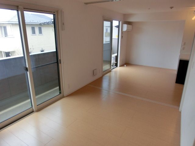 その他部屋・スペース　開放的な明るいリビング