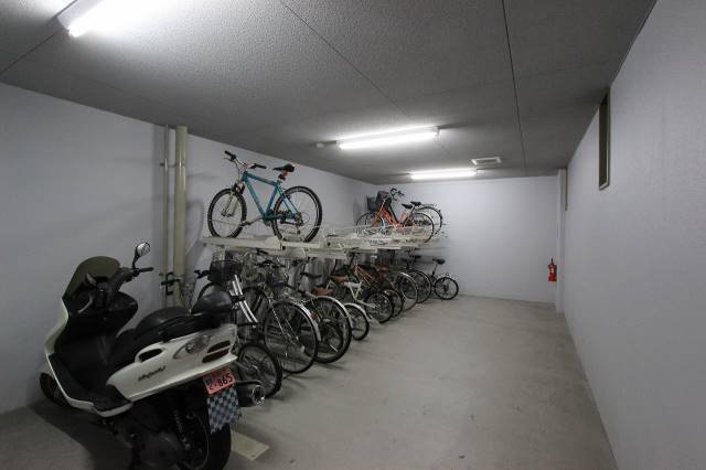 その他共有部分　駐輪場も屋内で安心ですね