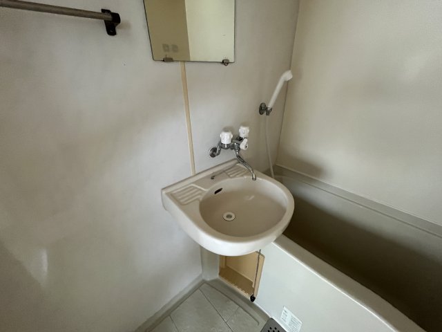 洗面設備　イメージとして同建物他部屋を表示しています