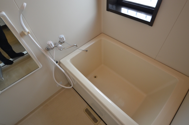 バス・シャワールーム　シンプルなユニットバス☆窓付きで換気も楽々！