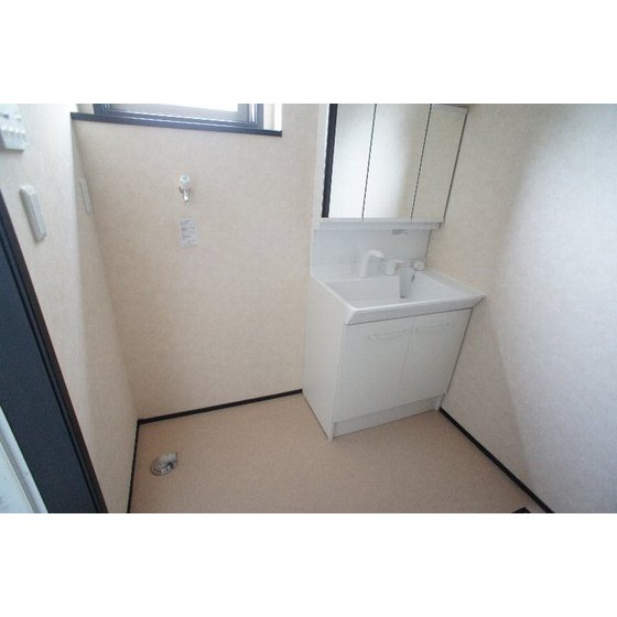 洗面設備　シャンプードレッサー、室内洗濯機置き場あり