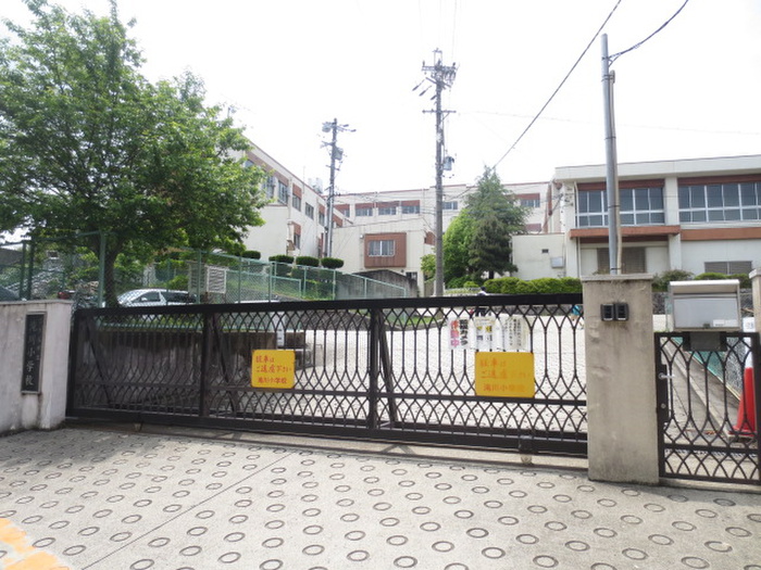 小学校　滝川小学校（小学校）まで735m