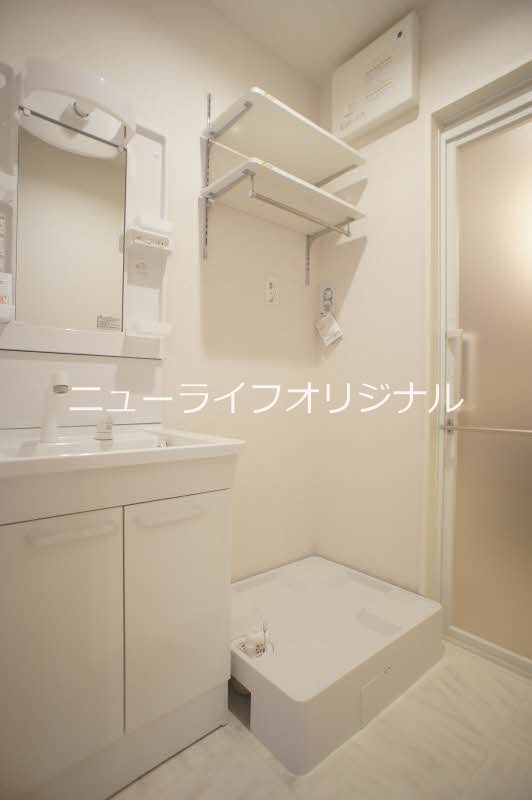 洗面設備　シャワー付き洗面台で忙しい朝でも楽に身支度が出来ます！