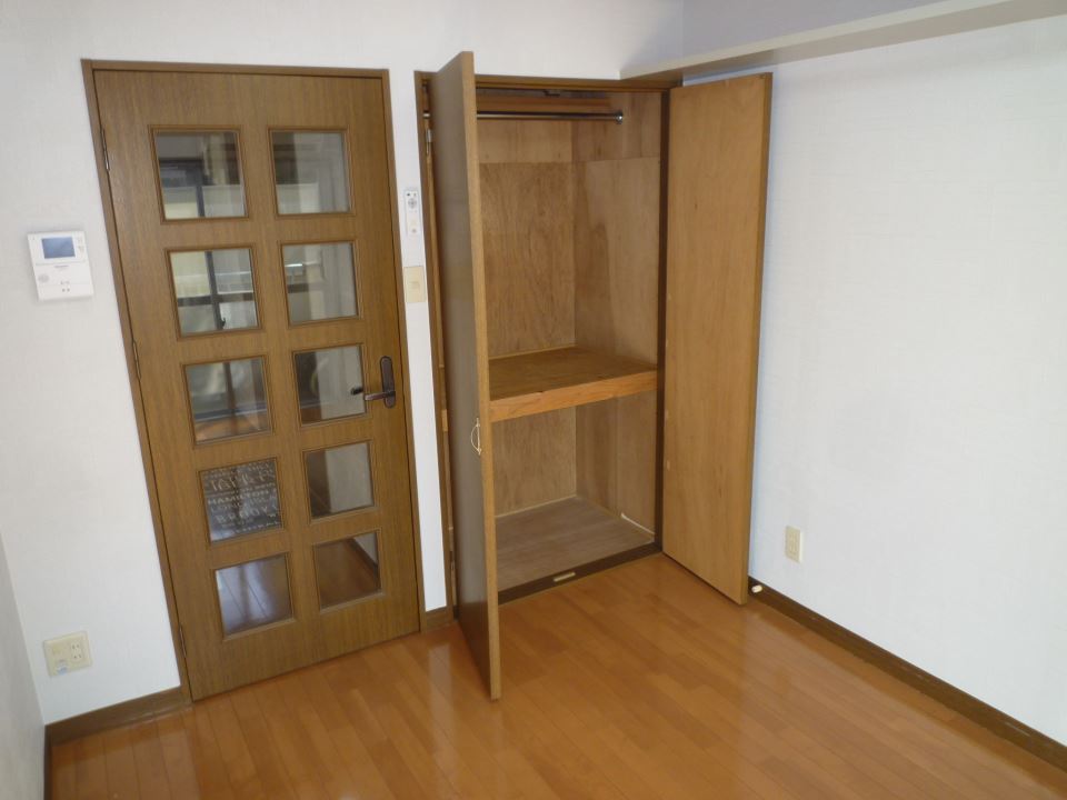 収納　☆ハンガーパイプ付きの上下３段収納です☆