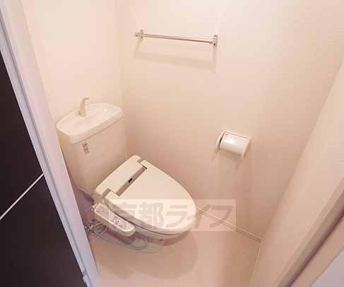 トイレ　ウォシュレット付き。