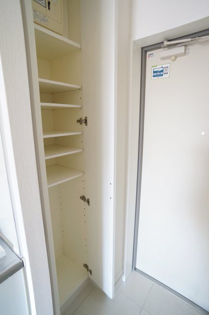 玄関　参考写真（同建物別部屋のものです）