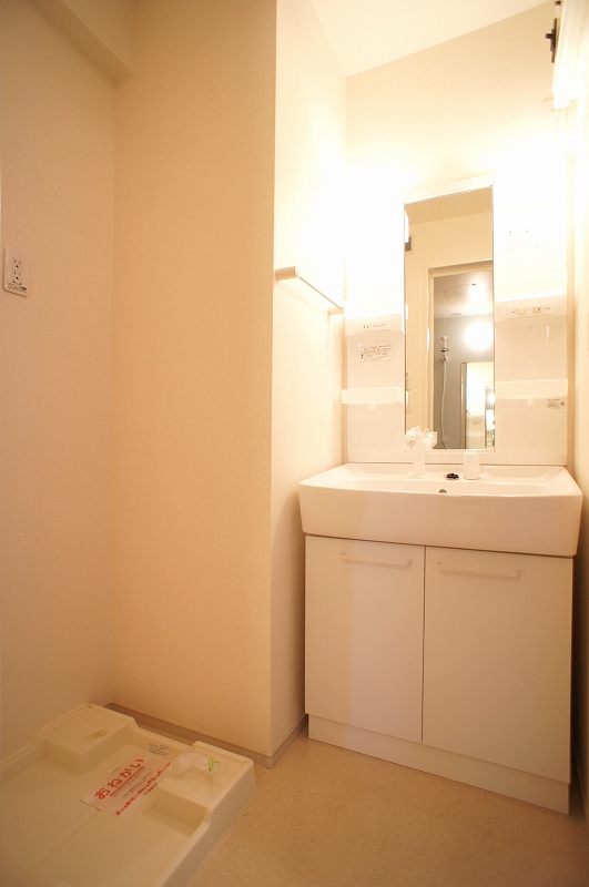 洗面設備　シャワー付き洗面と防水パン付き洗濯機置場あり