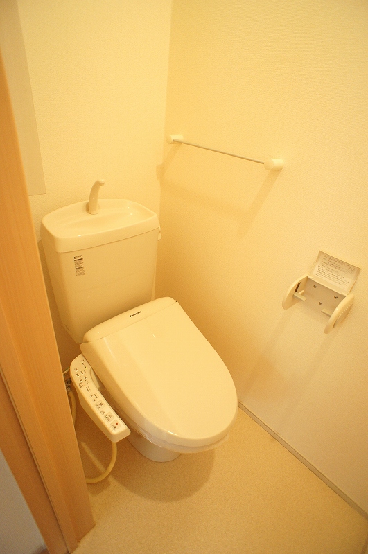 トイレ　トイレはシャワー付き洗浄便座で快適です