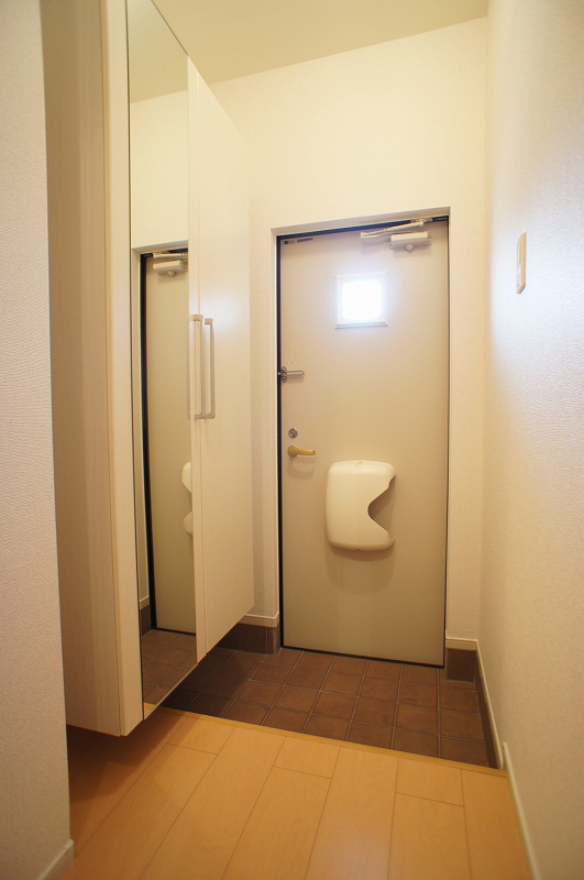 玄関　お出かけ前にチェック！全身鏡付きのシューズボックス！