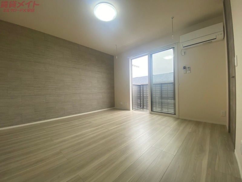 居室・リビング　同物件別室写真