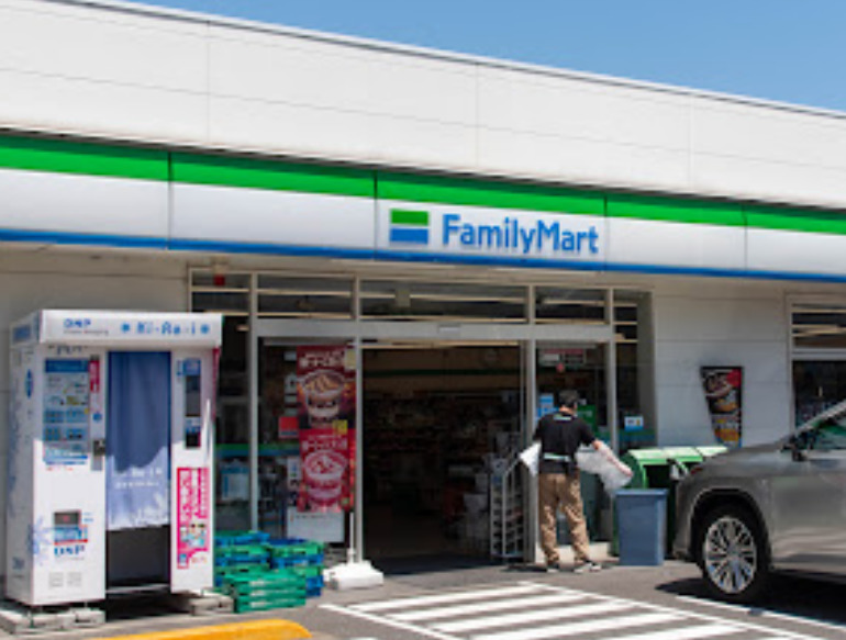 コンビニ　ファミリーマート 世田谷中町店（コンビニ）まで1246m