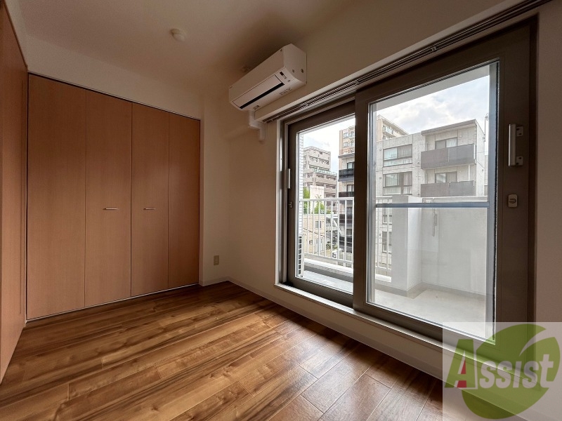 その他部屋・スペース　寝室はこちらです。光が差し込む、温かみのあるお部屋です。