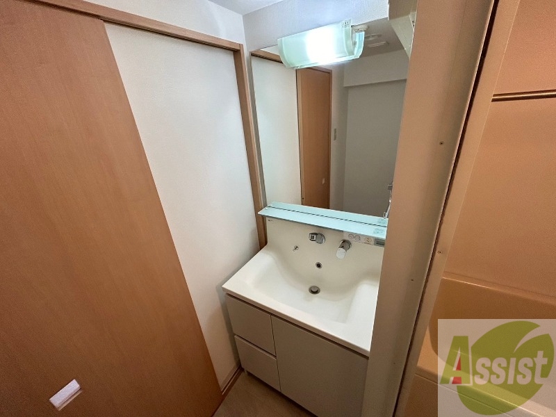 洗面設備　独立洗面台です。大きくてよいですね。シャンプーもできます。