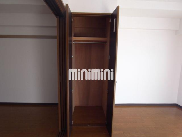 収納　コートなど丈の長い洋服も無理なく収納できます。