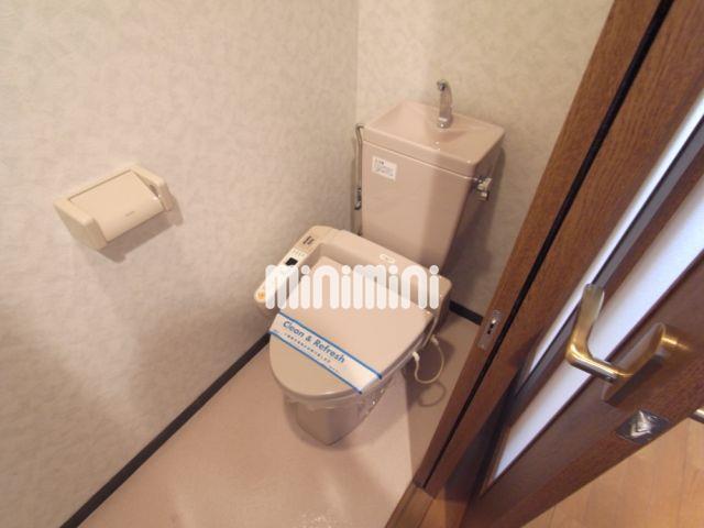 トイレ　シャワー付きトイレです。