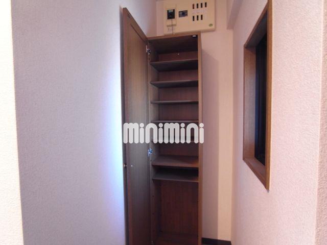 玄関　たくさん靴が収納できる下駄箱付きです。