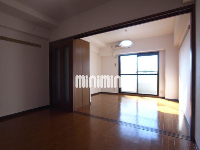 居室・リビング　仕切りを開け放つと、さらに広く開放的なお部屋ですよ。