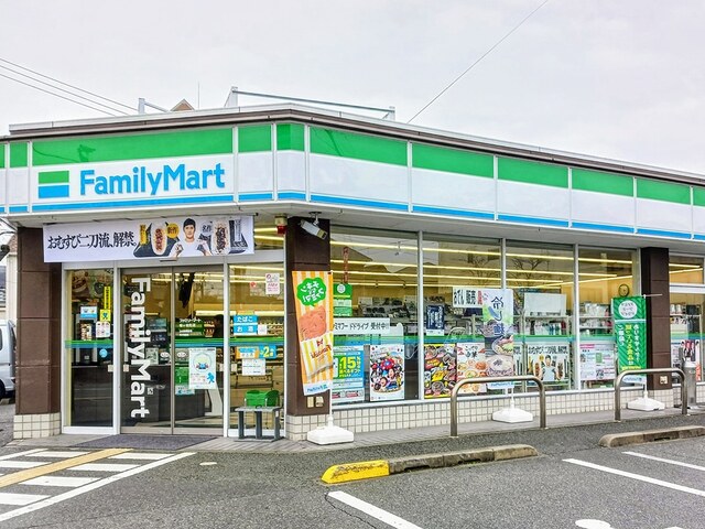 コンビニ　ファミリーマート（コンビニ）まで180m