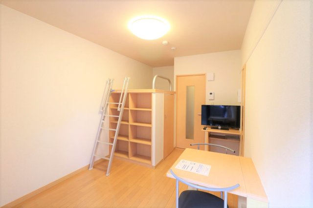 居室・リビング　１Ｆはフローリング仕様・２Ｆは絨毯仕様になります。