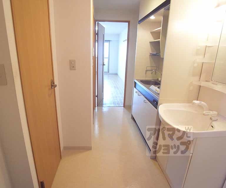 その他部屋・スペース　玄関からの廊下です。