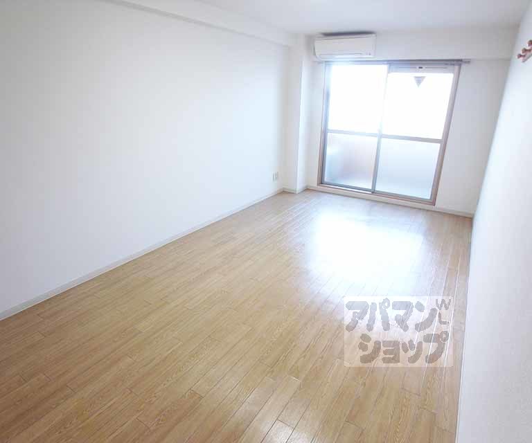 居室・リビング　東向きの洋室です。