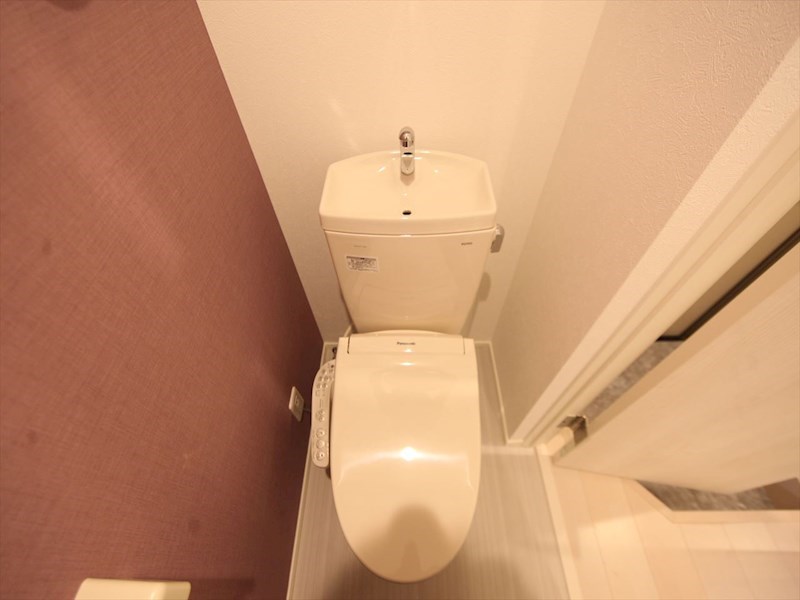 トイレ　温水洗浄暖房便座付トイレ　同型写真