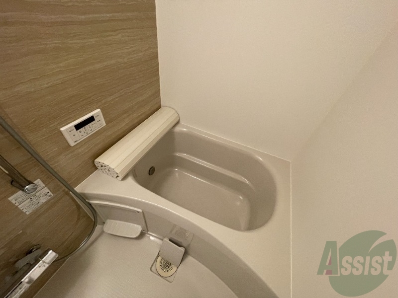 バス・シャワールーム　浴室は狭すぎず、シャワーも浴びやすそうです。