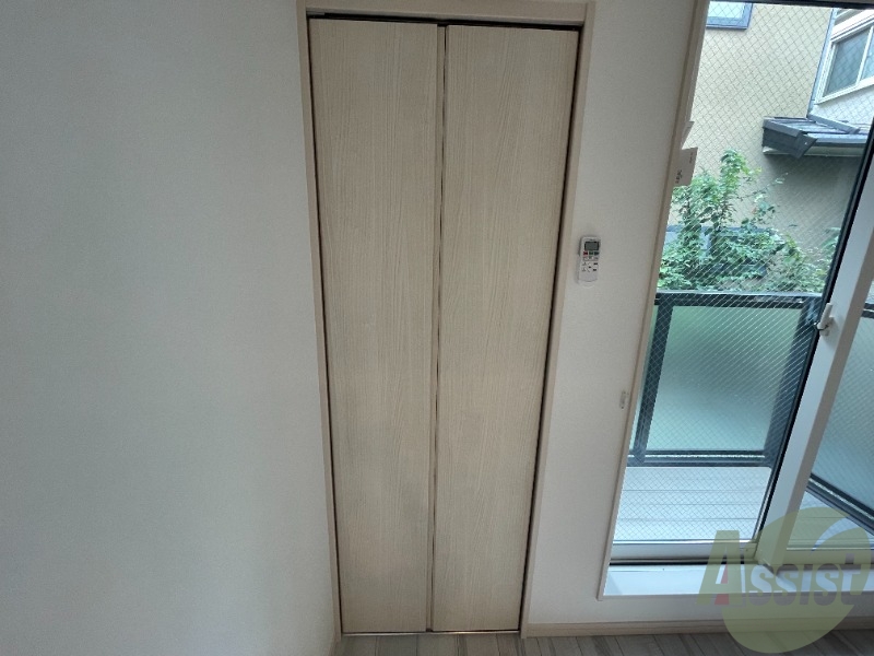 収納　洋室のクローゼットは一人暮らしにはちょうど良いサイズですね。